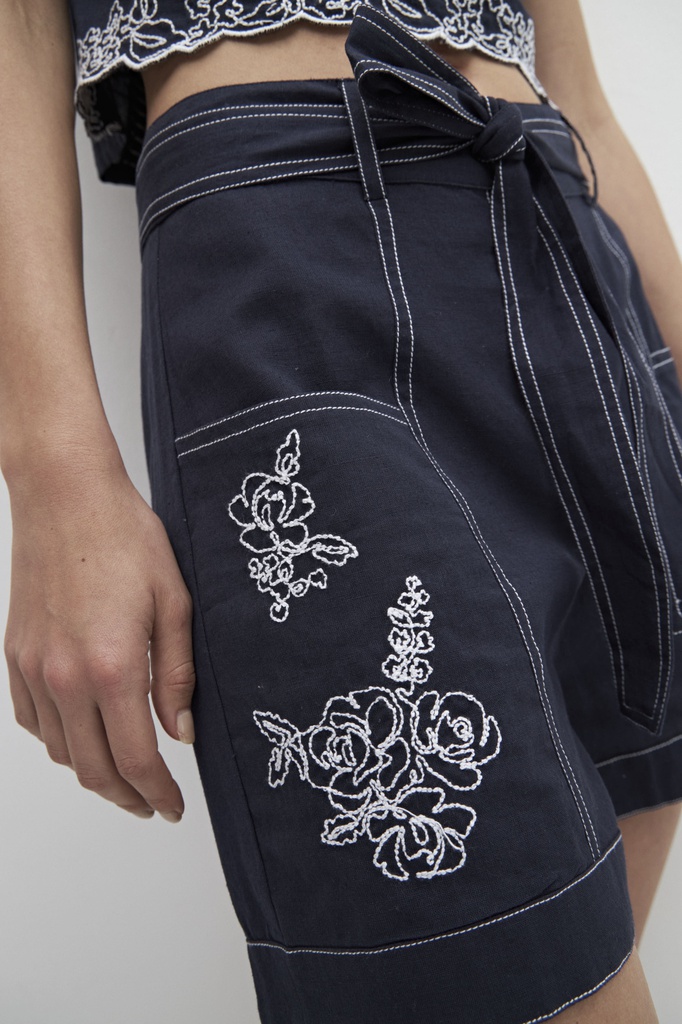 L158GPH1 SHORT CON CINTO Y BORDADO FLORAL