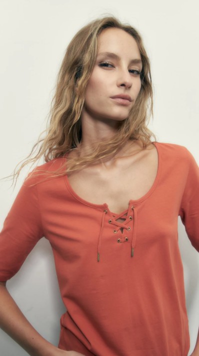 L150GTH10 REMERA ESCOTE BASE CON OJALILLOS