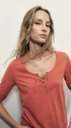 L150GTH10 REMERA ESCOTE BASE CON OJALILLOS
