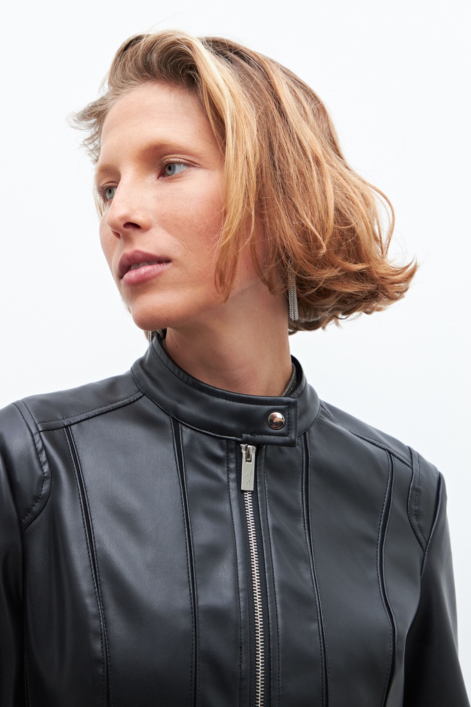 L160GOJ3 CHAQUETA ECO CUERO CON CORTES EN TUL