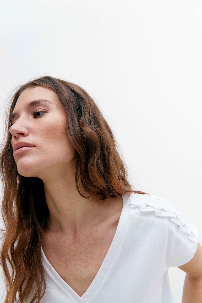 L145GTH4 REMERA ESCOTE V CON TRENZADO EN HOMBROS