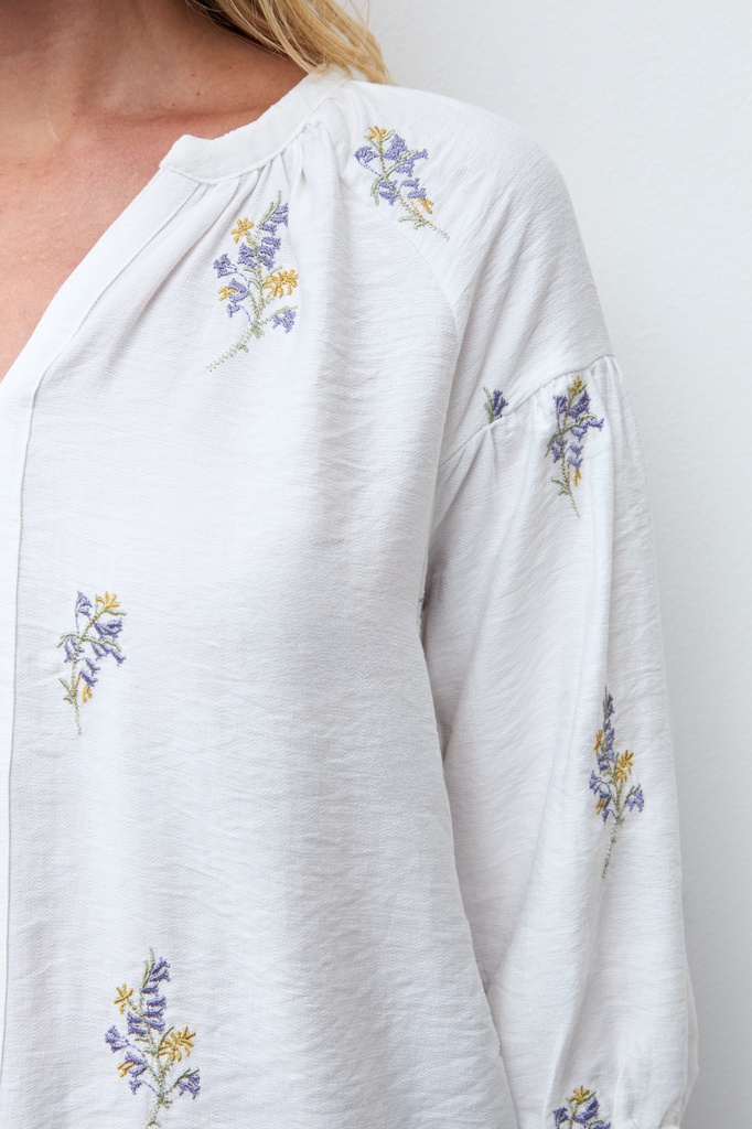 L172GBT2 BLUSA CON FLORES BORDADAS