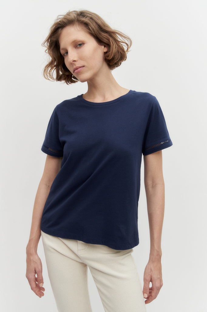 L150GTH4 REMERA ESCOTE BASE CON BRODERIE EN ESPALDA